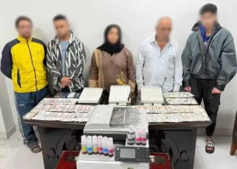 ضبط تشكيل عصابي لتقليد العملات المحلية وترويجها عبر الإنترنت