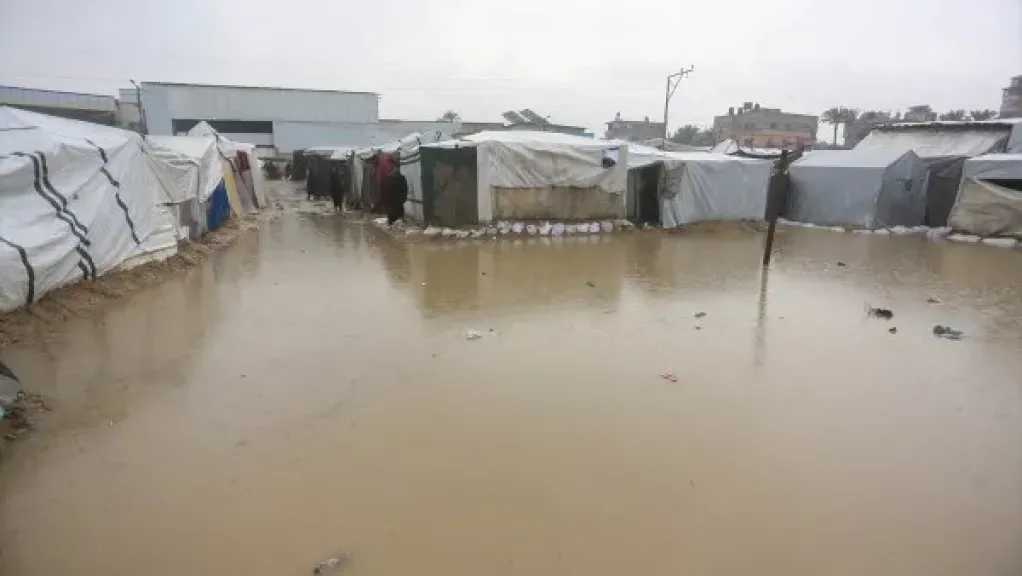 بلدية غزة: الوضع كارثي وتضرر 250 ألف نازح بسبب سقوط الأمطار