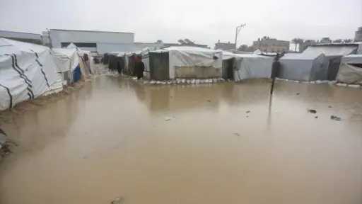بلدية غزة: الوضع كارثي وتضرر 250 ألف نازح بسبب سقوط الأمطار