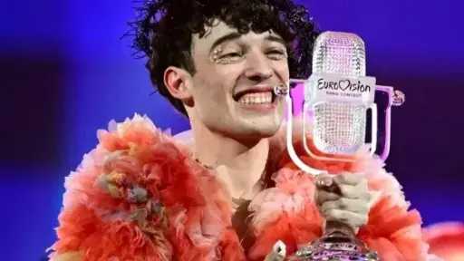 الفنان السويسري نيمو يعيد كأس يوروفيجن احتجاجاً على مشاركة إسرائيل