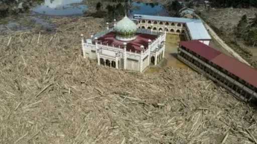 كارثة سومطرة الإندونيسية .. آلاف الأشجار تبتلع مسجدا... كارثة سومطرة الإندونيسية .. آلاف الأشجار تبتلع مسجدا وتمنع دخول المصلين