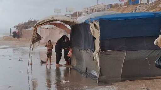 مياه الأمطار تُغرق خيام النازحين.. شتاء قاس يزيد معاناة سكان غزة.. تفاصيل