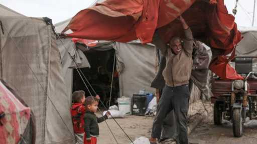 المكتب الاعلامي الحكومي بغزة: انهيار 13 منزلًا وغرق 27 ألف خيمة بسبب المنخفض الجوي