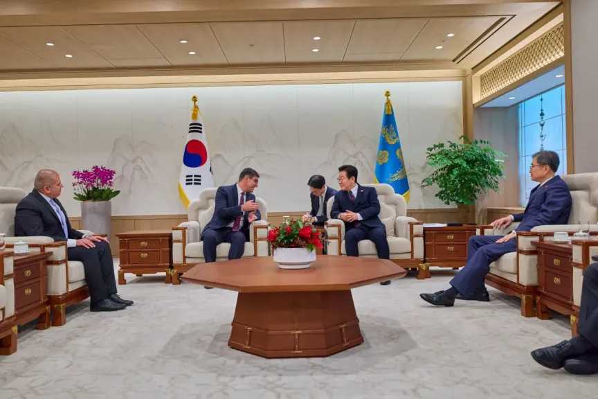 السفير المصري الجديد يقدم أوراق الاعتماد إلي رئيس جمهورية كوريا