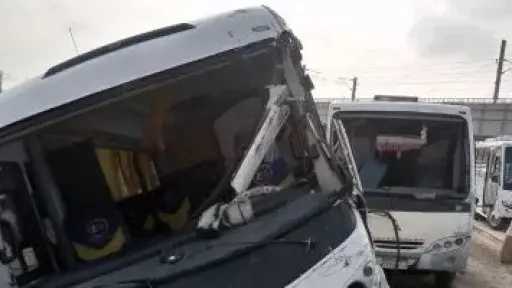 مصرع شخص وإصابة 8 آخرين في حادث تصادم... مصرع شخص وإصابة 8 آخرين في حادث تصادم أتوبيس وميكروباص بالشرقية