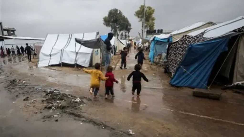الهلال الأحمر الفلسطيني: أطفال غزة يواجهون خطرًا حقيقيًا مع البرد وجرف آلاف الخيام