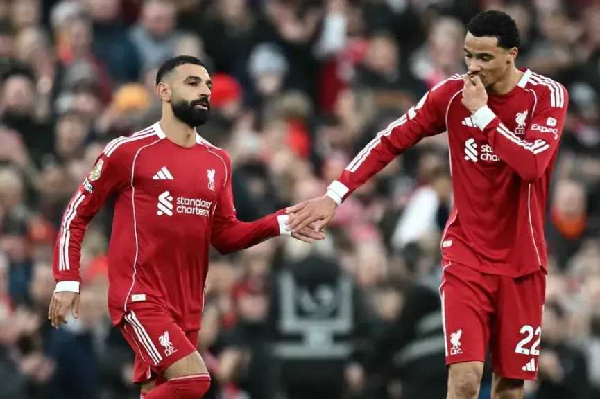 ريو فرديناند يسخر من كاراجر بعد تألق محمد صلاح أمام برايتون