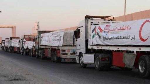 قافلة ”زاد العزة” الـ 93 تدخل إلى الفلسطينيين في قطاع غزة