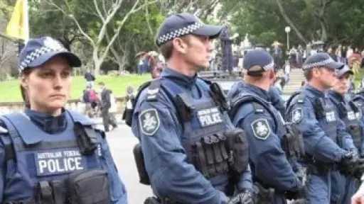 الشرطة الأسترالية تحتجز شخصين بعد حادث إطلاق نار... الشرطة الأسترالية تحتجز شخصين بعد حادث إطلاق نار في شاطئ بوندي بسيدني