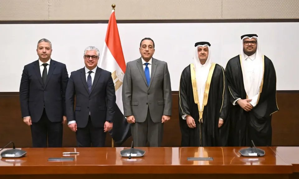 رئيس الوزراء يشهد توقيع عقد مشروع شركة المانع القابضة القطرية لإنتاج وقود الطائرات المستدام بالسخنة