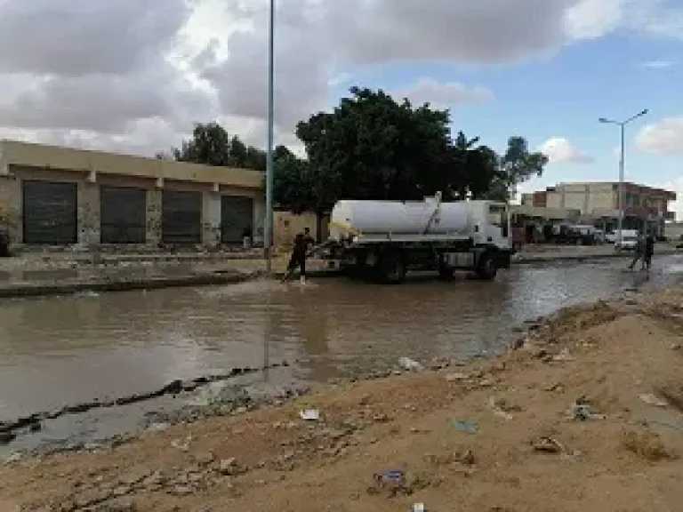 فرق الطوارئ بمرسى مطروح تتعامل مع تجمعات مياه الأمطار بالطريق الدولي والأحياء