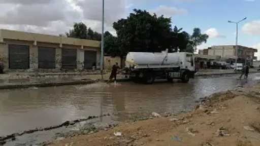 فرق الطوارئ بمرسى مطروح تتعامل مع تجمعات مياه... فرق الطوارئ بمرسى مطروح تتعامل مع تجمعات مياه الأمطار بالطريق الدولي والأحياء