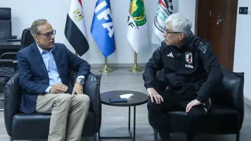 مصطفى عزام يستقبل رئيس بعثة منتخب اليابان ويتبادلان... مصطفى عزام يستقبل رئيس بعثة منتخب اليابان ويتبادلان الدروع