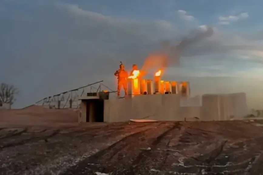 احتفال بمسرح الجريمة.. جنود الاحتلال يشعلون الحانوكا فوق أنقاض مستشفى بغزة