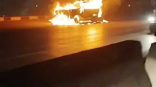 حريق يلتهم ميكروباص أعلى الطريق الدائري حريق يلتهم ميكروباص أعلى الطريق الدائري