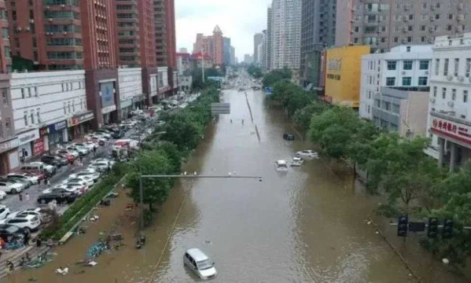 ارتفاع حصيلة ضحايا فيضانات سومطرة إلى 1030 قتيلًا و206 مفقودين