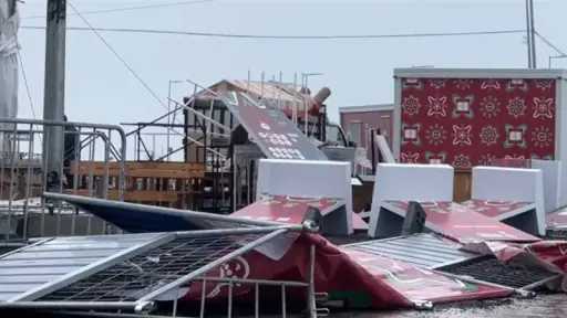 انهيار منطقة المشجعين في الدار البيضاء قبل أمم... انهيار منطقة المشجعين في الدار البيضاء قبل أمم إفريقيا 2025 بسبب الأمطار والرياح