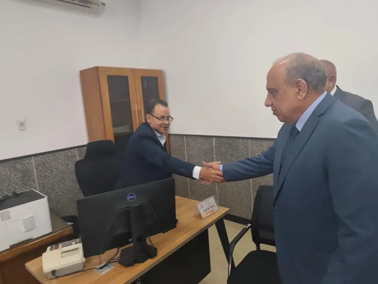 وزير الكهرباء خلال الزيارة