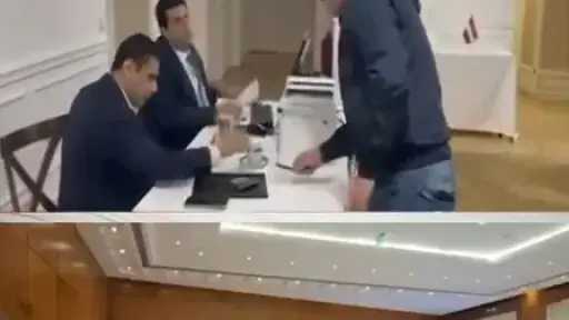 سفير مصر بعمان: إقبال طيب من الجالية المصرية... سفير مصر بعمان: إقبال طيب من الجالية المصرية على المشاركة في جولة الإعادة للمرحلة الثانية بانتخابات النواب