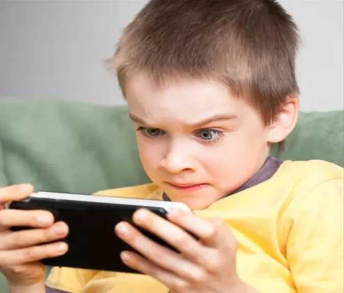 خبيرة تحذر: جلوس الأطفال طويلا أمام الهاتف يعرضهم للإصابة بجلطات