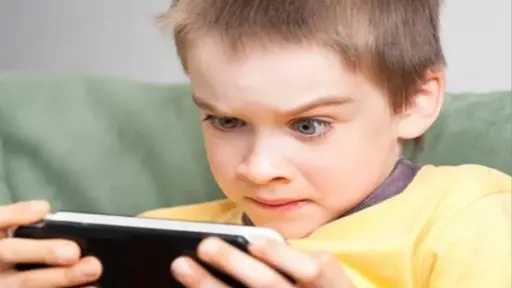 خبيرة تحذر: جلوس الأطفال طويلا أمام الهاتف يعرضهم للإصابة بجلطات