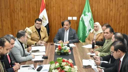 محافظ الشرقية يُتابع مع غرفة العمليات الرئيسية انتظام سير اليوم الأول بجولة الإعادة بالمرحلة الثانية لنتخابات مجلس النواب