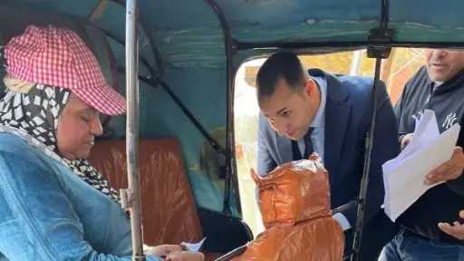 انتخابات النواب 2025.. مستشار يساعد سيدة على الإدلاء بصوتها