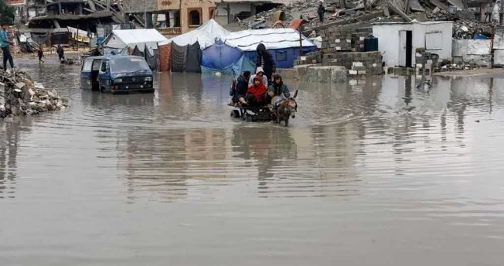 انهيار عشرات المباني وغرق مراكز الإيواء جراء المنخفضات الجوية في غزة