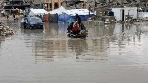 انهيار عشرات المباني وغرق مراكز الإيواء جراء المنخفضات الجوية في غزة