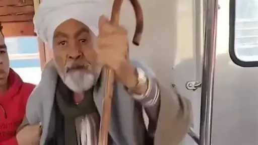 حاطة رجل على رجل.. انفعال عجوز صعيدي على فتاة في المترو يثير الجدل (فيديو)