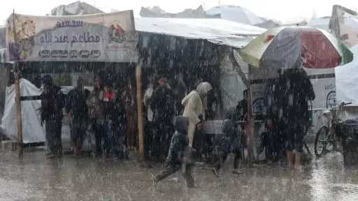 مدير مكتب الإعلام الحكومي بغزة: الطقس كشف هشاشة معيشة الفلسطينيين بالقطاع