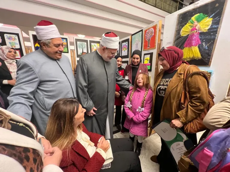وكيل الأزهر والمفتي ورئيسة القومي لذوي الإعاقة يفتتحون معرضًا للأعمال الفنيَّة لذوي الإعاقة