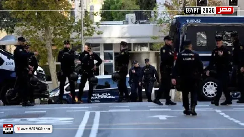 الشرطة الإسبانية تخلي مدرسة مهجورة شغلها المئات من المهاجرين بشكل غير قانوني