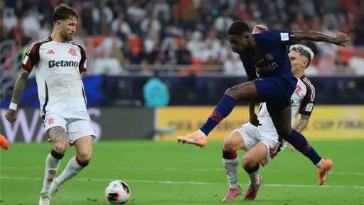 باريس سان جيرمان يتوج بلقب كأس الإنتركونتيننتال بعد... باريس سان جيرمان يتوج بلقب كأس الإنتركونتيننتال بعد الفوز على فلامنجو بركلات الترجيح