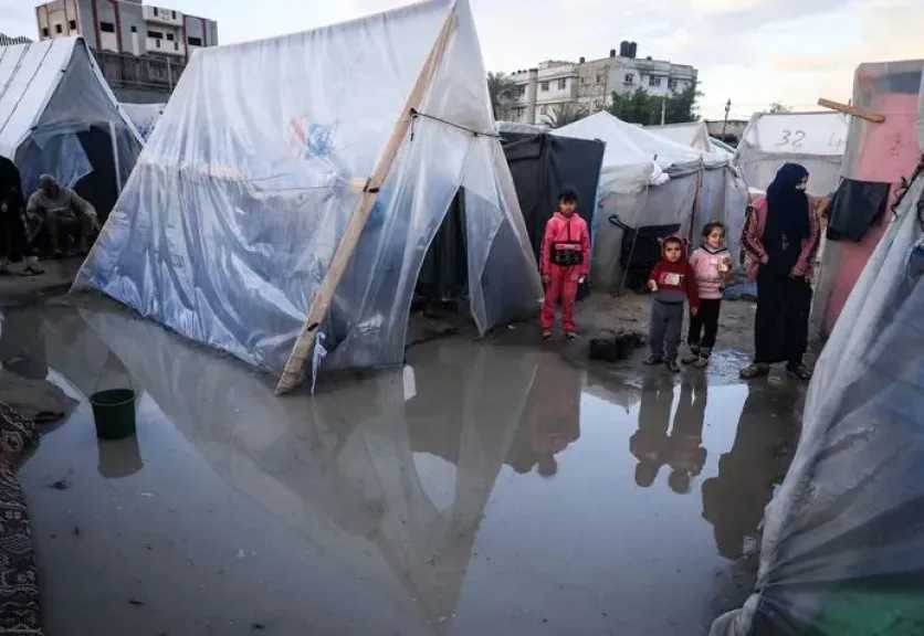 الدفاع المدني بغزة يطلق استغاثة: الخيام أثبتت فشلها الكامل