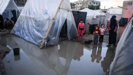 الدفاع المدني بغزة يطلق استغاثة: الخيام أثبتت فشلها... الدفاع المدني بغزة يطلق استغاثة: الخيام أثبتت فشلها الكامل