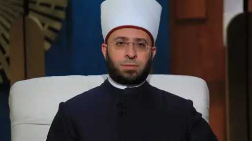 وزير الأوقاف يكرم عامل مسجد بمكافأة مالية لحصوله على درجة الماجستير