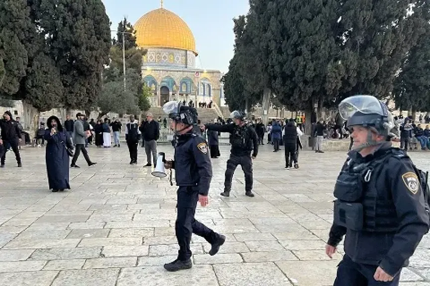 383 مستوطنا يقتحمون المسجد الأقصى بحراسة الشرطة الإسرائيلية
