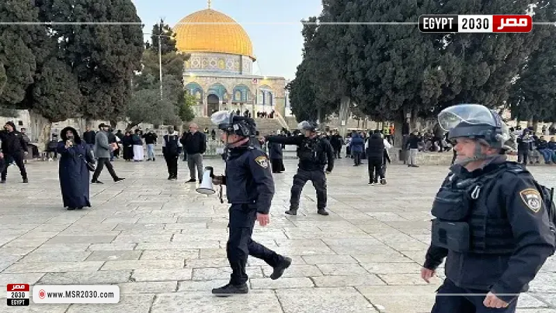 383 مستوطنا يقتحمون المسجد الأقصى بحراسة الشرطة الإسرائيلية