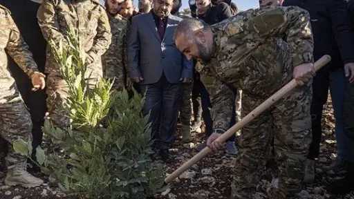 لكل جندي شجرة.. وزير الدفاع السوري يطلق حملة... لكل جندي شجرة.. وزير الدفاع السوري يطلق حملة تشجير في منطقة الكبينة بريف اللاذقية