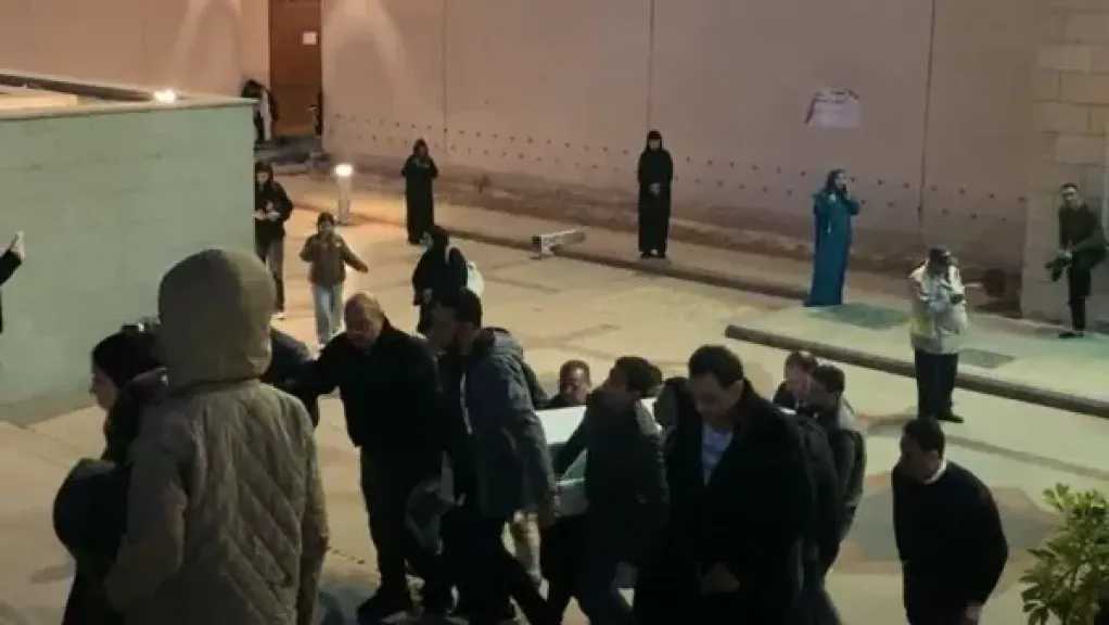 انتهاء صلاة جنازة نيفين مندور بمسجد عمرو بن العاص وسط لحظات وداع مؤثرة