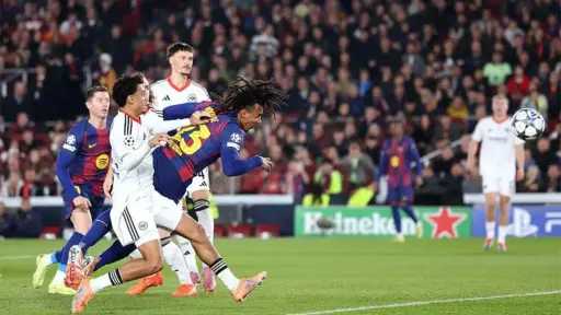 يويفا يعاقب آينتراخت فرانكفورت بعد شغب جماهيره في كامب نو