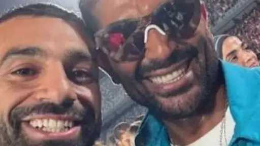 أحمد سعد يهدي «فخر العرب المصري» لمحمد صلاح... أحمد سعد يهدي «فخر العرب المصري» لمحمد صلاح احتفاءً بمسيرته العالمية