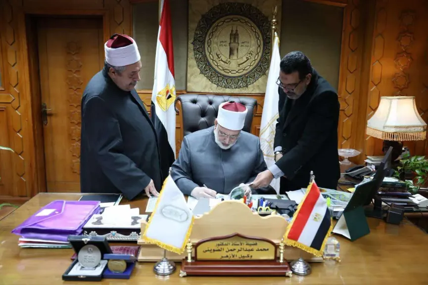 جانب من التوقيع 