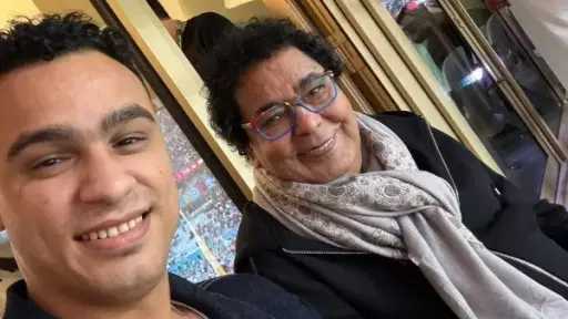 مصطفى حدوتة يحتفل بنجاح أغنية «مكاني» من مدرجات... مصطفى حدوتة يحتفل بنجاح أغنية «مكاني» من مدرجات ستاد لوسيل