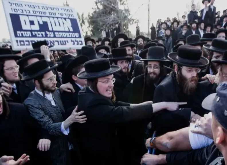 الحريديم يصعدون احتجاجاتهم ضد محاولات تجنيدهم في إسرائيل