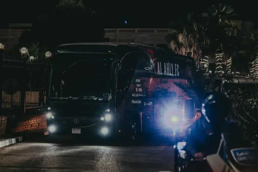 الأهلي يصل استاد المقاولون العرب استعدادًا لمباراة سيراميكا كليوباترا بكأس عاصمة مصر