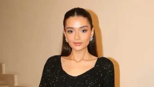 ملك أحمد زاهر تتألق بإطلالة أنيقة بالأسود في أحدث ظهور لها