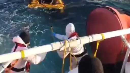 زورق دورية تابع لخفر السواحل الإيطالي ينقذ 50 مهاجرا قبالة ساحل لامبيدوزا