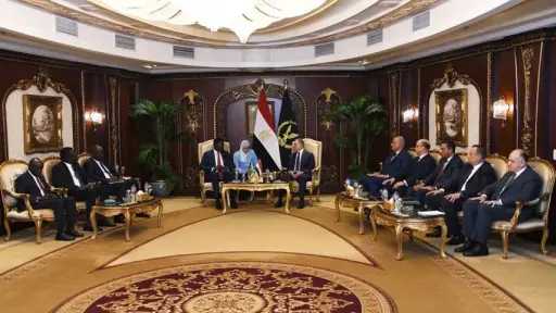 وزير الداخلية يستقبل وزير خارجية جنوب السودان لتعزيز التعاون الثنائي